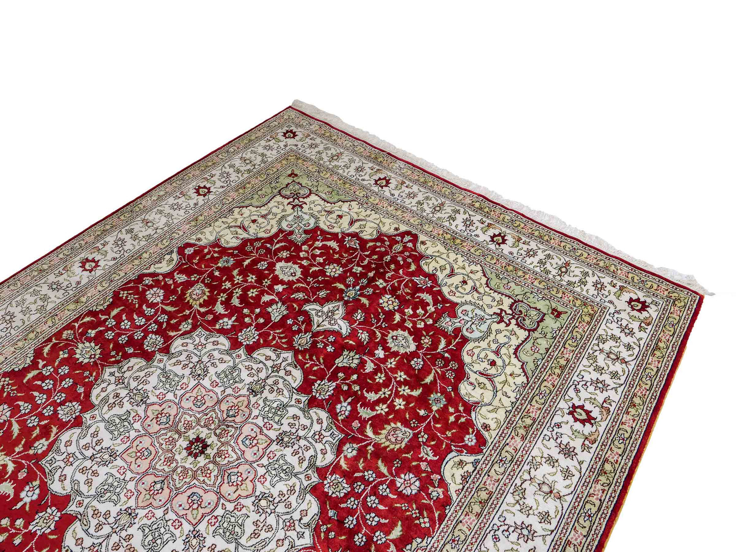 Feiner, handgeknüpfter, chinesischer Orientteppich mit Nain Design aus Kunstseide, rot, weiß, creme. 272x188 cm. Verkauf durch Jupiter Intl.