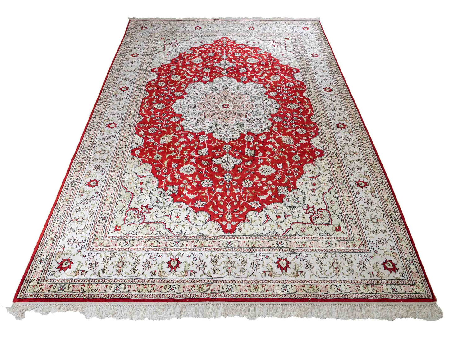 Feiner, handgeknüpfter, chinesischer Orientteppich mit Nain Design aus Kunstseide, rot, weiß, creme. 272x188 cm. Verkauf durch Jupiter Intl.
