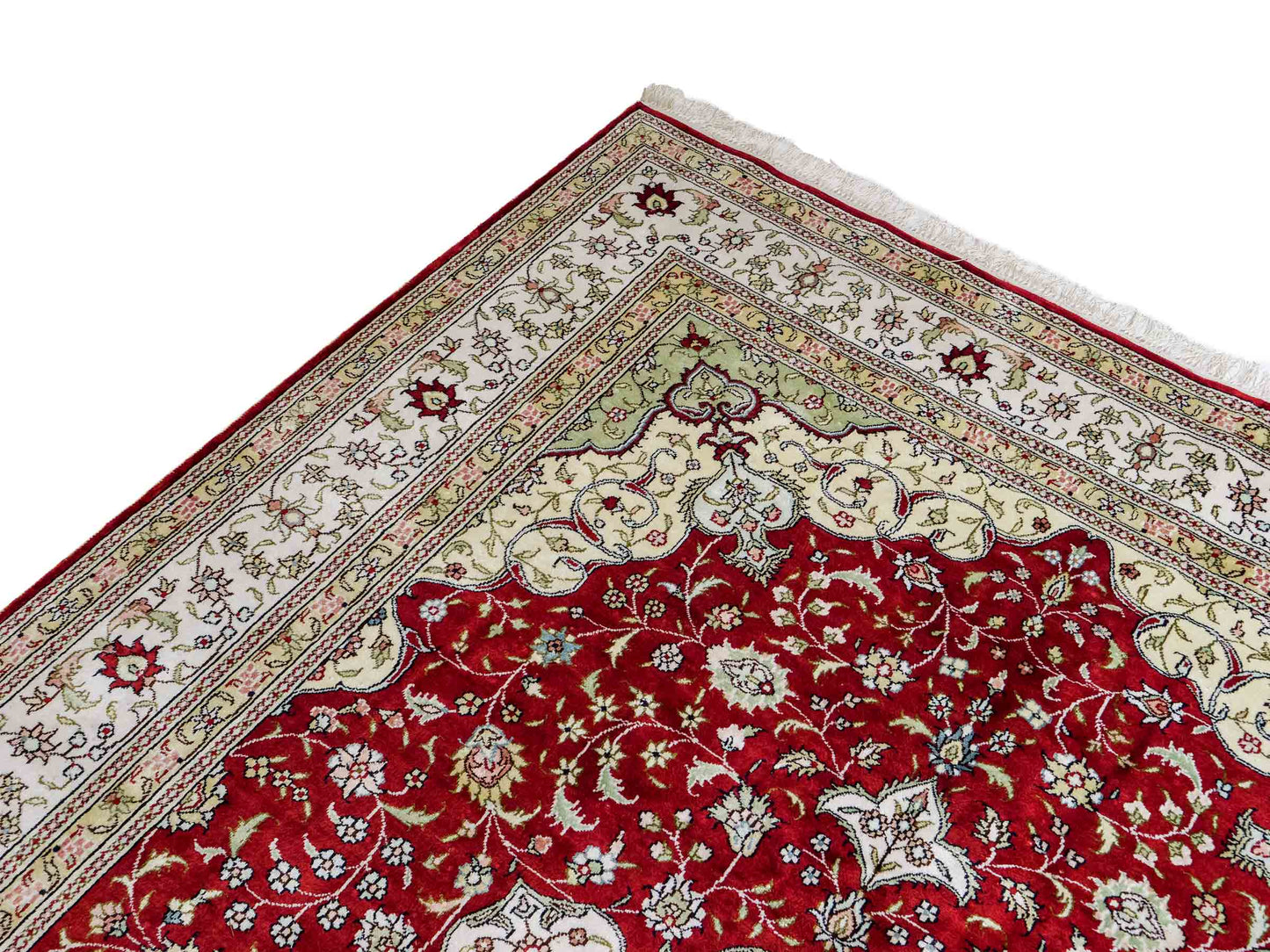 Feiner, handgeknüpfter, chinesischer Orientteppich mit Nain Design aus Kunstseide, rot, weiß, creme. 272x188 cm. Verkauf durch Jupiter Intl.