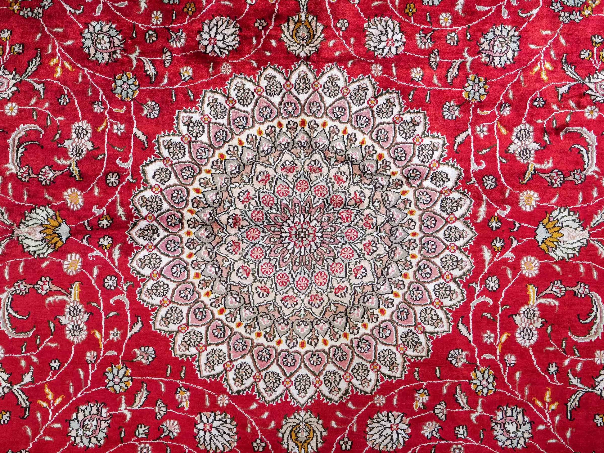 Feiner, handgeknüpfter China Nain Orientteppich aus Kunstseide, rot, creme, weiß. 278x183 cm. Verkauf durch Jupiter Intl.