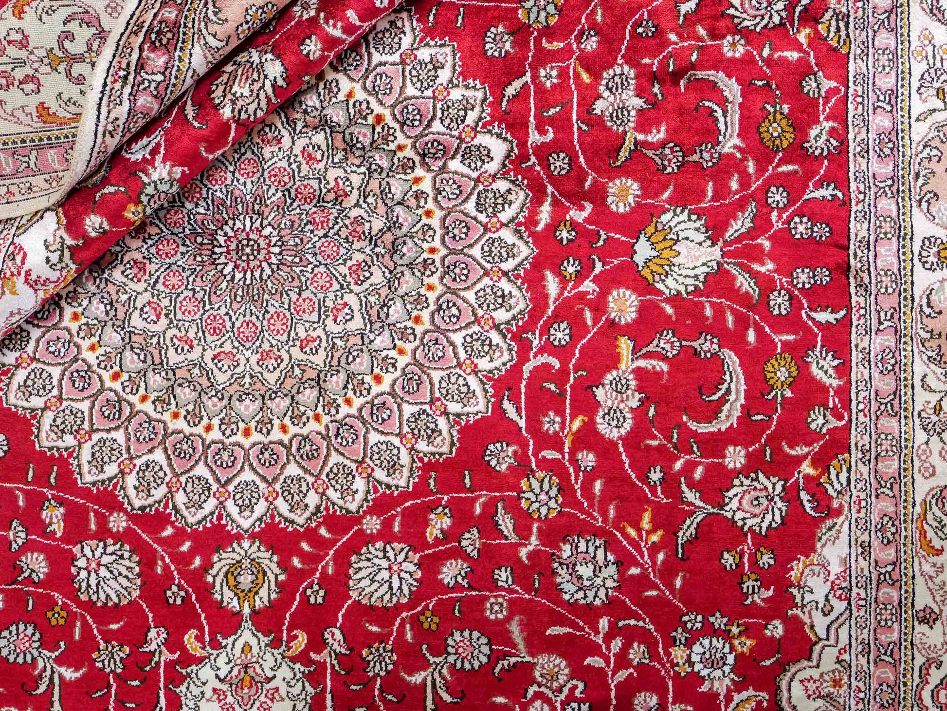 Feiner, handgeknüpfter China Nain Orientteppich aus Kunstseide, rot, creme, weiß. 278x183 cm. Verkauf durch Jupiter Intl.