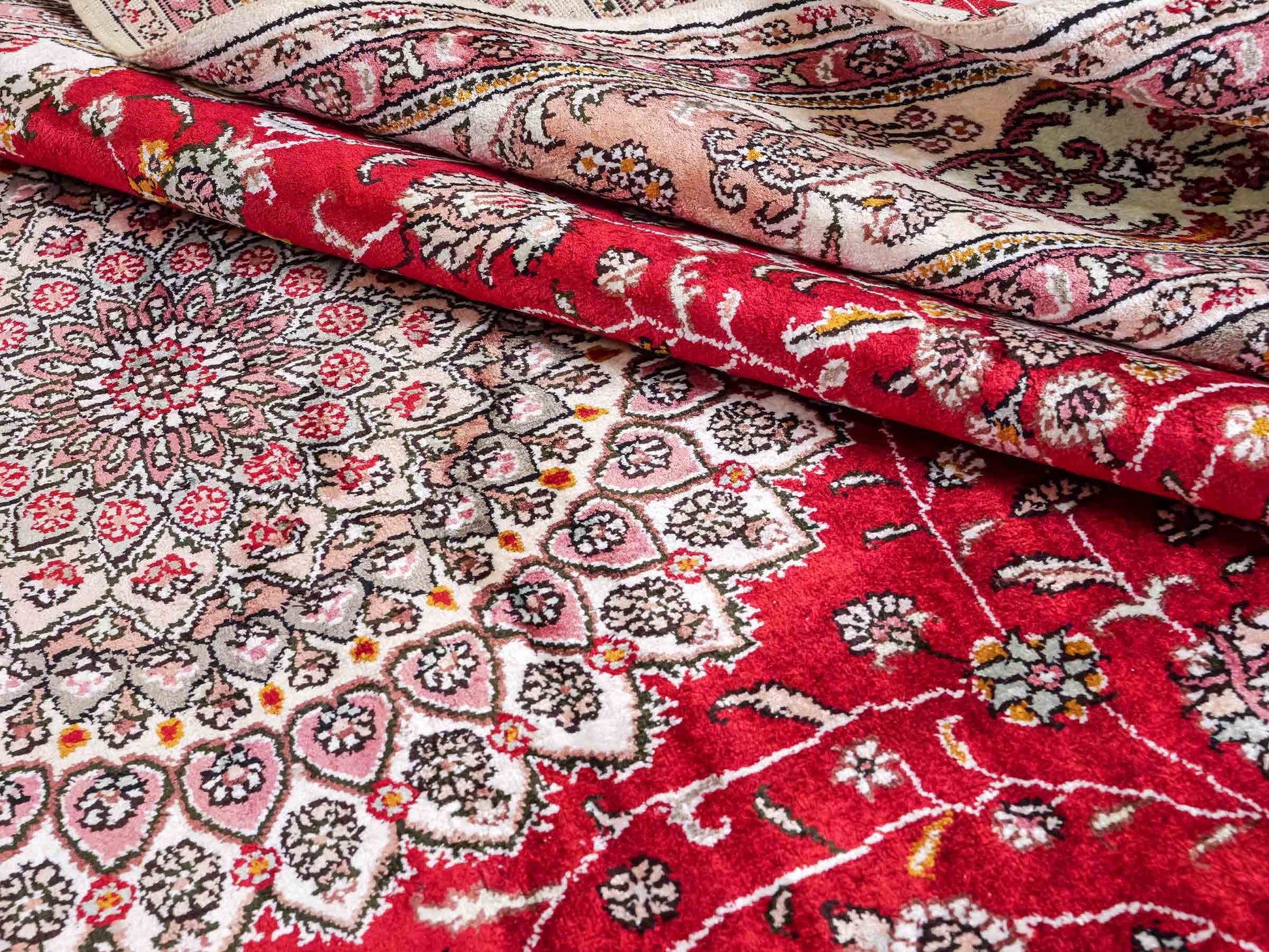 Feiner, handgeknüpfter China Nain Orientteppich aus Kunstseide, rot, creme, weiß. 278x183 cm. Verkauf durch Jupiter Intl.