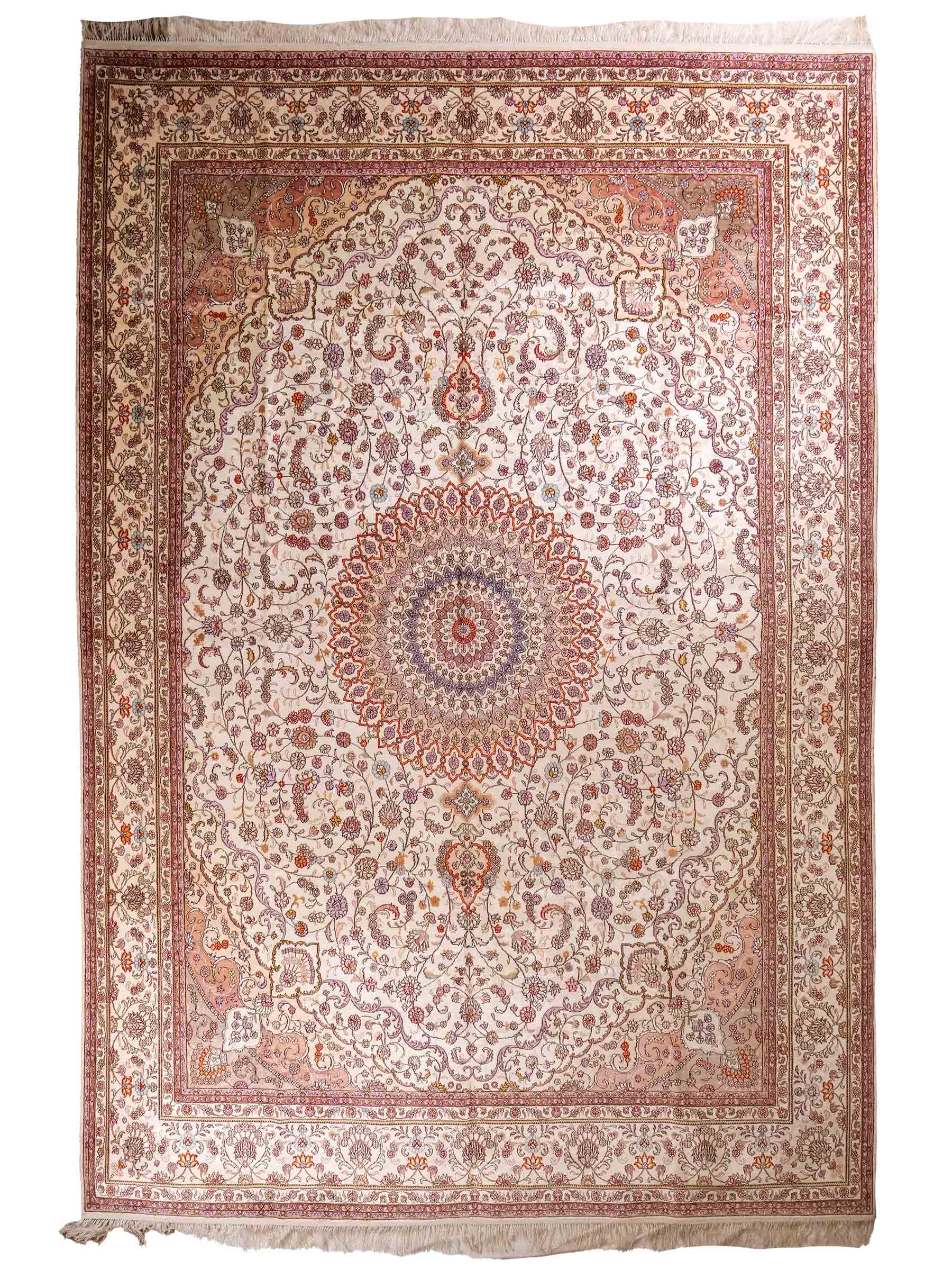 Feiner, handgeknüpfter Art Nain aus Kunstseide. Ursprung China. Größe: 367 x 277 cm. Hauptfarben: Weiß, Creme, Rosa, Lila. Vertrieb durch JUPITER Intl.
