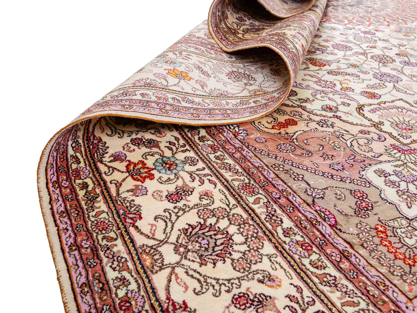 Feiner, handgeknüpfter Art Nain aus Kunstseide. Ursprung China. Größe: 367 x 277 cm. Hauptfarben: Weiß, Creme, Rosa, Lila. Vertrieb durch JUPITER Intl.