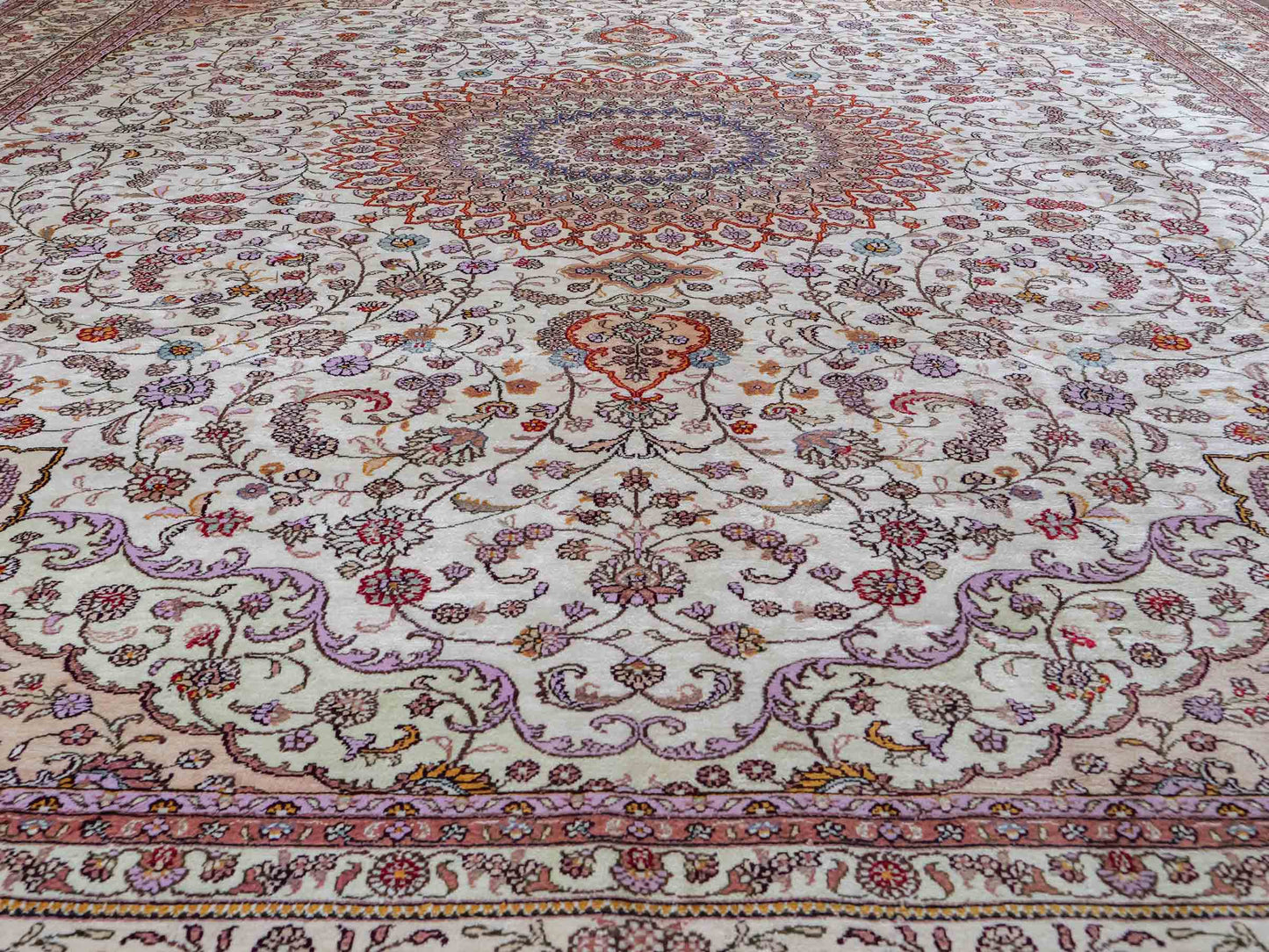 Feiner, handgeknüpfter Art Nain aus Kunstseide. Ursprung China. Größe: 367 x 277 cm. Hauptfarben: Weiß, Creme, Rosa, Lila. Vertrieb durch JUPITER Intl.