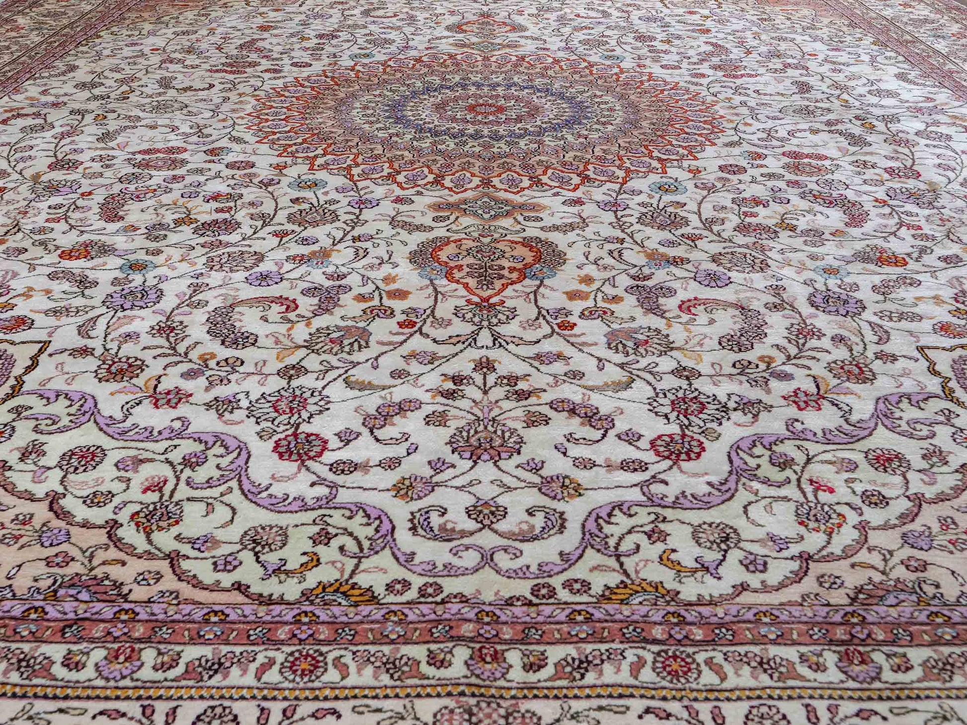 Feiner, handgeknüpfter Art Nain aus Kunstseide. Ursprung China. Größe: 367 x 277 cm. Hauptfarben: Weiß, Creme, Rosa, Lila. Vertrieb durch JUPITER Intl.