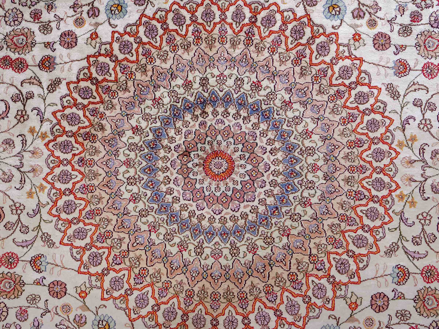 Feiner, handgeknüpfter Art Nain aus Kunstseide. Ursprung China. Größe: 367 x 277 cm. Hauptfarben: Weiß, Creme, Rosa, Lila. Vertrieb durch JUPITER Intl.