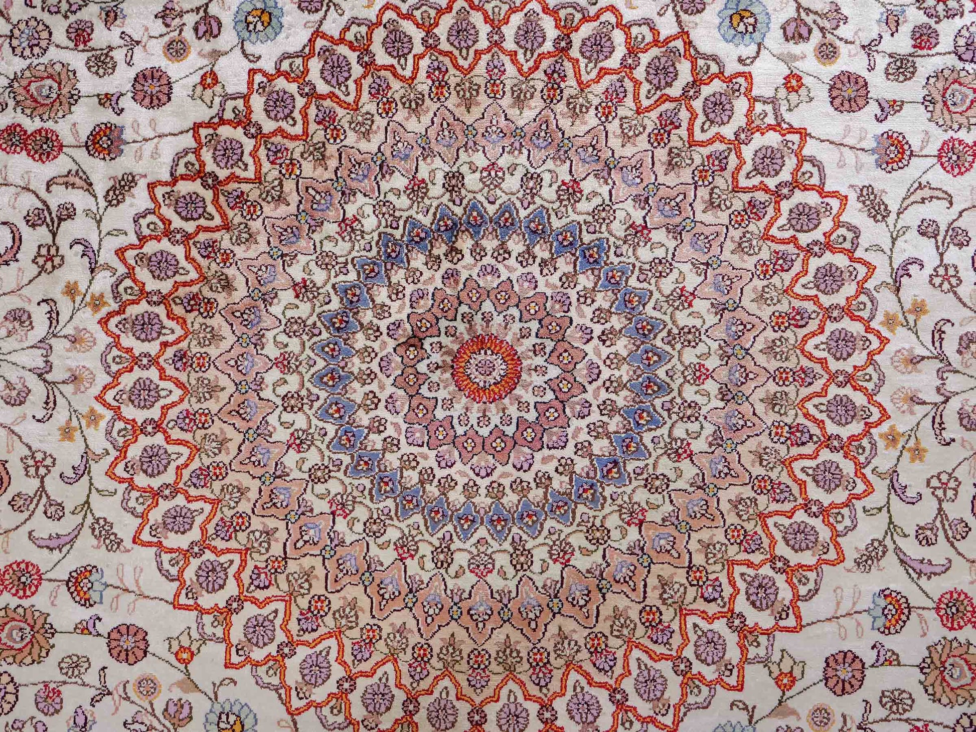 Feiner, handgeknüpfter Art Nain aus Kunstseide. Ursprung China. Größe: 367 x 277 cm. Hauptfarben: Weiß, Creme, Rosa, Lila. Vertrieb durch JUPITER Intl.