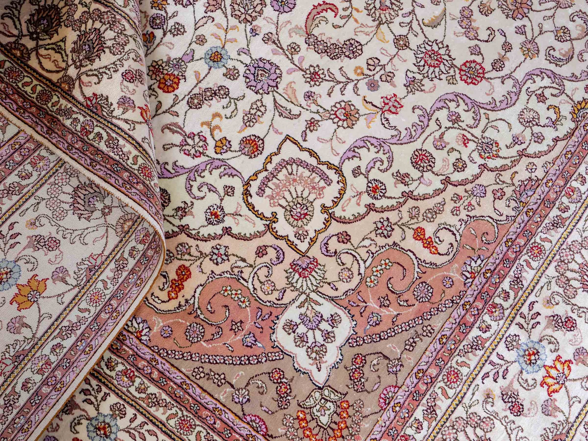 Feiner, handgeknüpfter Art Nain aus Kunstseide. Ursprung China. Größe: 367 x 277 cm. Hauptfarben: Weiß, Creme, Rosa, Lila. Vertrieb durch JUPITER Intl.