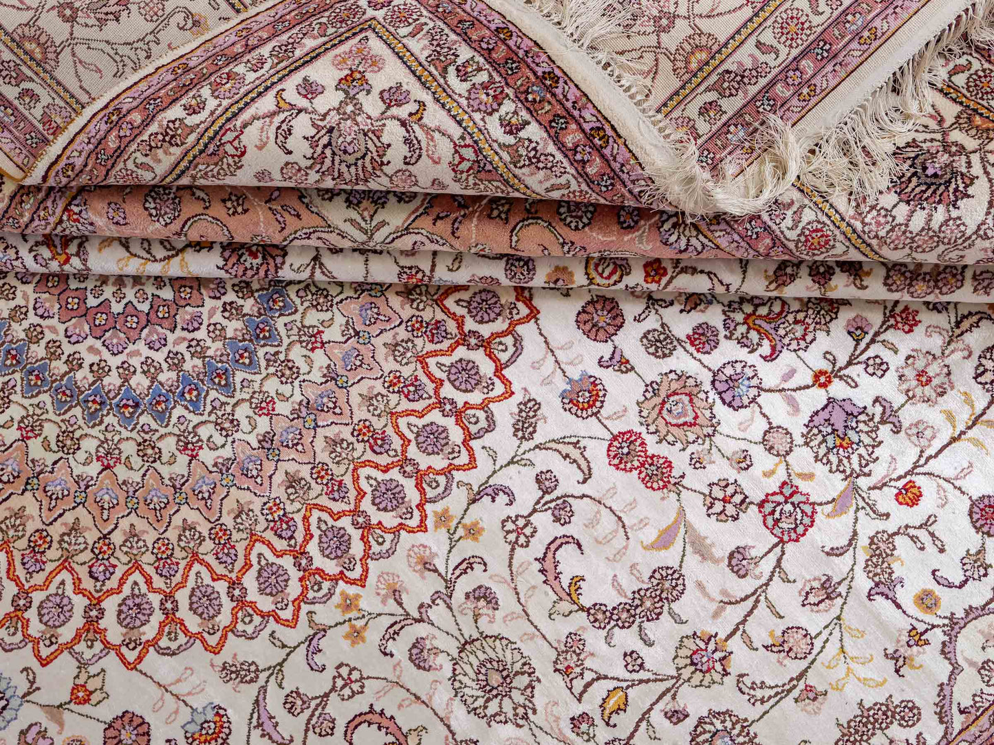 Feiner, handgeknüpfter Art Nain aus Kunstseide. Ursprung China. Größe: 367 x 277 cm. Hauptfarben: Weiß, Creme, Rosa, Lila. Vertrieb durch JUPITER Intl.
