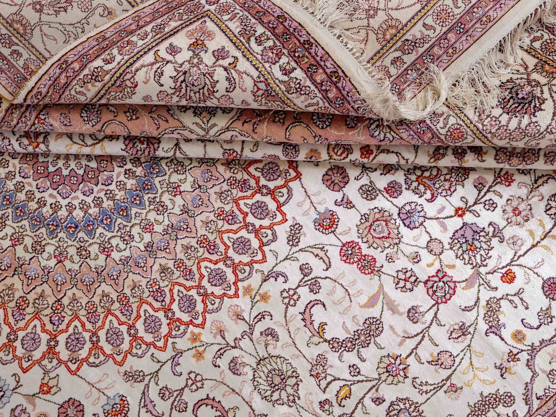 Feiner, handgeknüpfter Art Nain aus Kunstseide. Ursprung China. Größe: 367 x 277 cm. Hauptfarben: Weiß, Creme, Rosa, Lila. Vertrieb durch JUPITER Intl.