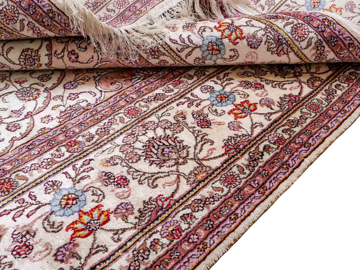 Feiner, handgeknüpfter Art Nain aus Kunstseide. Ursprung China. Größe: 367 x 277 cm. Hauptfarben: Weiß, Creme, Rosa, Lila. Vertrieb durch JUPITER Intl.