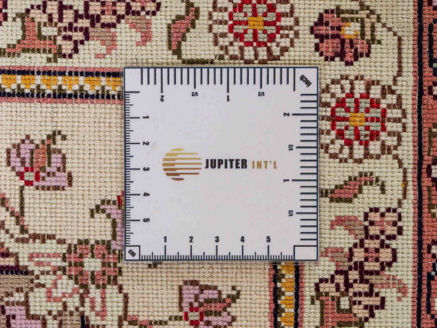 Feiner, handgeknüpfter Art Nain aus Kunstseide. Ursprung China. Größe: 367 x 277 cm. Hauptfarben: Weiß, Creme, Rosa, Lila. Vertrieb durch JUPITER Intl.