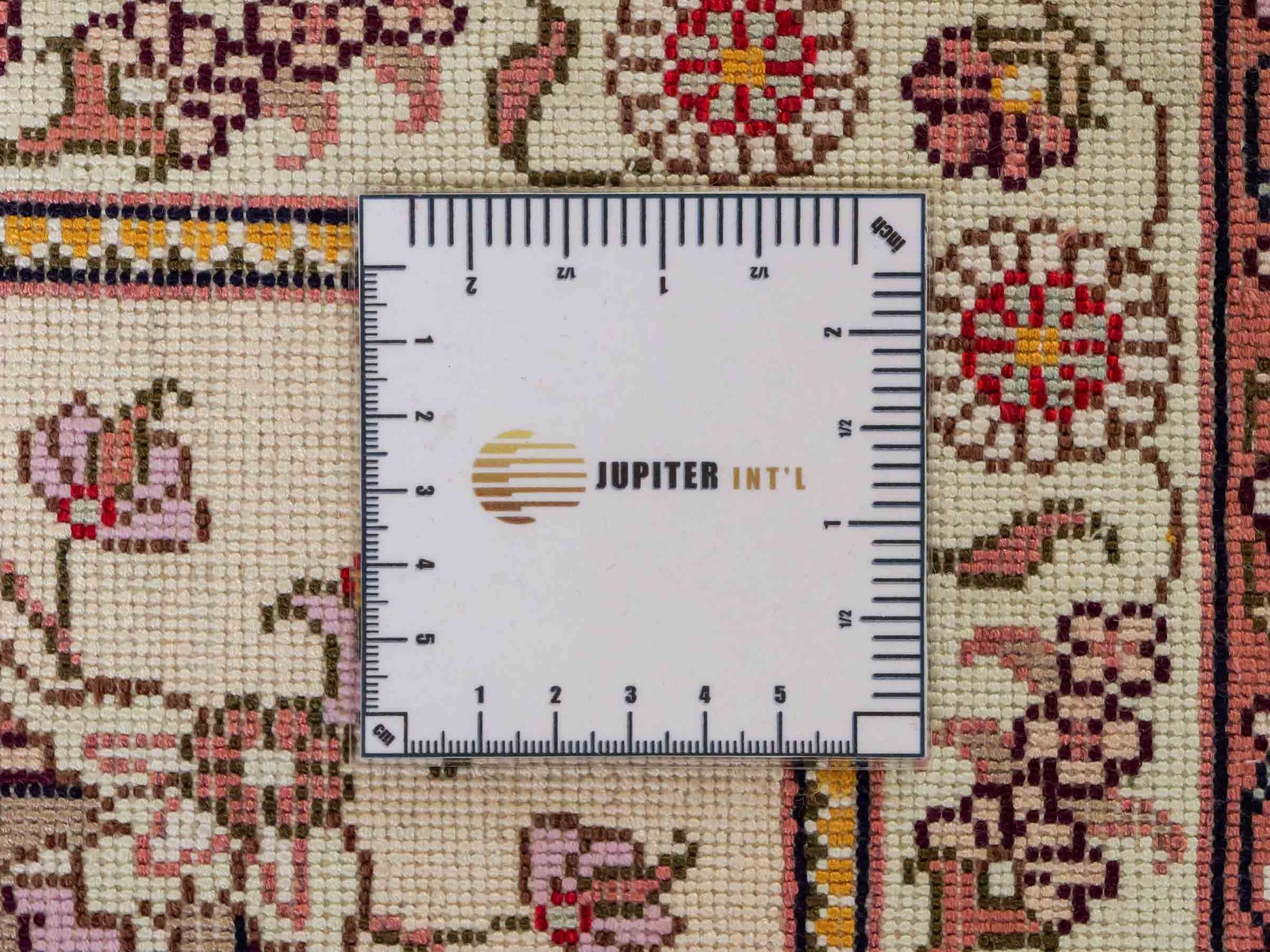 Feiner, handgeknüpfter Art Nain aus Kunstseide. Ursprung China. Größe: 367 x 277 cm. Hauptfarben: Weiß, Creme, Rosa, Lila. Vertrieb durch JUPITER Intl.