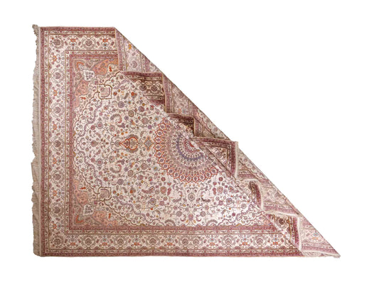Feiner, handgeknüpfter Art Nain aus Kunstseide. Ursprung China. Größe: 367 x 277 cm. Hauptfarben: Weiß, Creme, Rosa, Lila. Vertrieb durch JUPITER Intl.