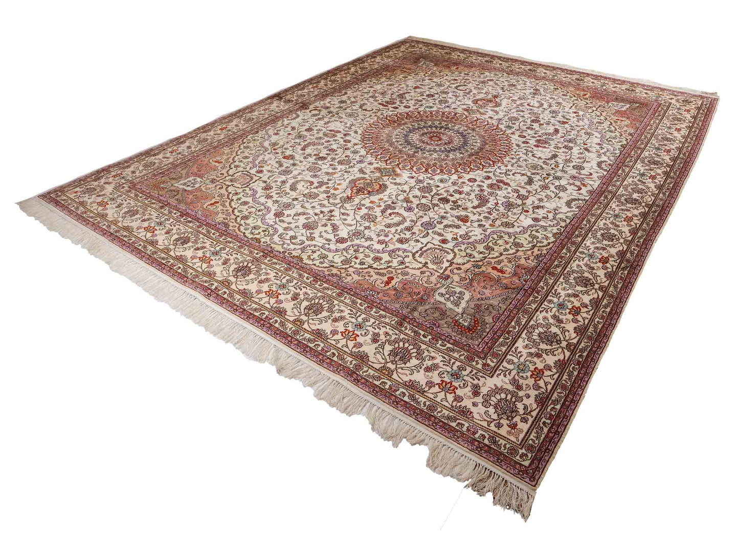 Feiner, handgeknüpfter Art Nain aus Kunstseide. Ursprung China. Größe: 367 x 277 cm. Hauptfarben: Weiß, Creme, Rosa, Lila. Vertrieb durch JUPITER Intl.