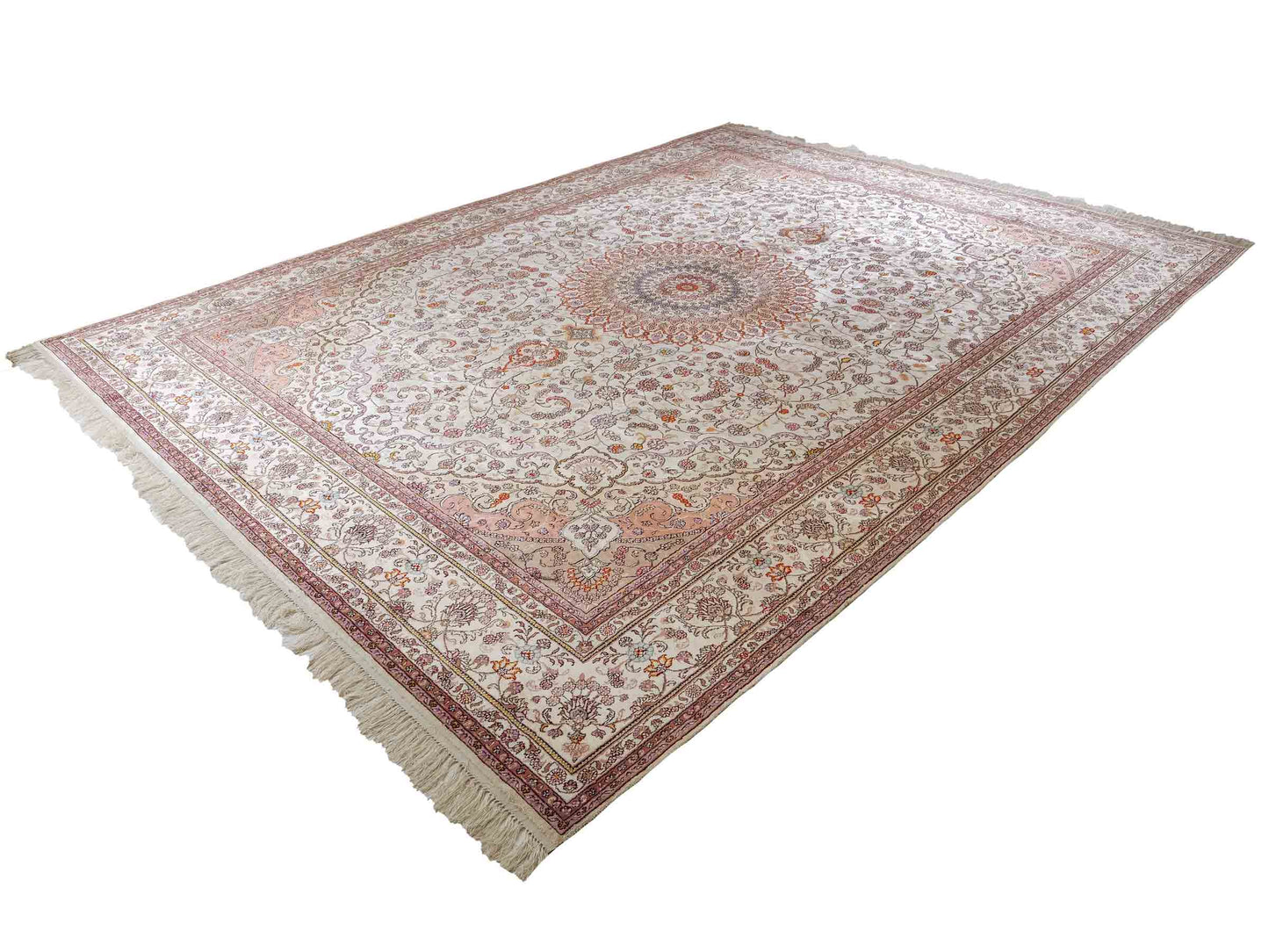 Feiner, handgeknüpfter Art Nain aus Kunstseide. Ursprung China. Größe: 367 x 277 cm. Hauptfarben: Weiß, Creme, Rosa, Lila. Vertrieb durch JUPITER Intl.