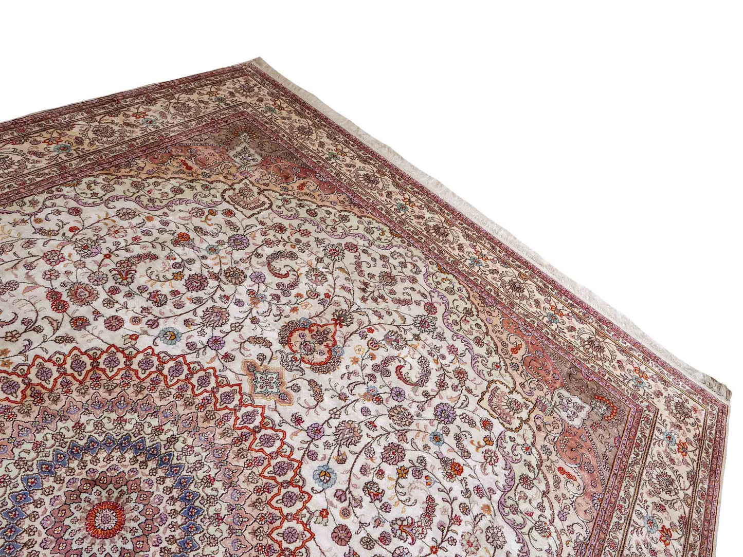 Feiner, handgeknüpfter Art Nain aus Kunstseide. Ursprung China. Größe: 367 x 277 cm. Hauptfarben: Weiß, Creme, Rosa, Lila. Vertrieb durch JUPITER Intl.