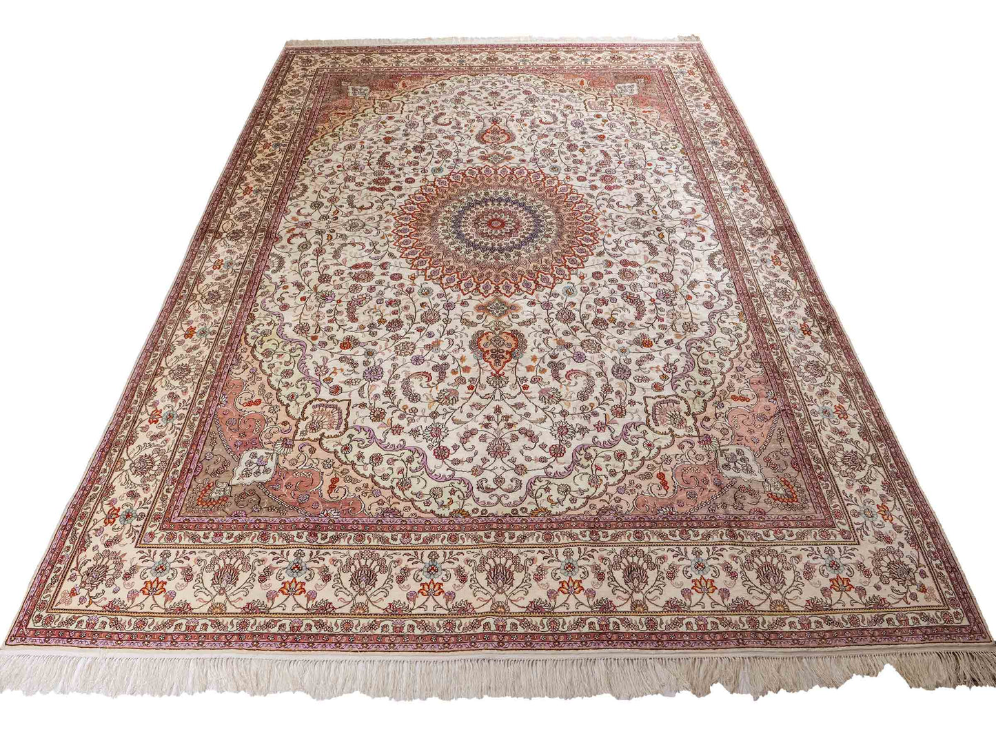 Feiner, handgeknüpfter Art Nain aus Kunstseide. Ursprung China. Größe: 367 x 277 cm. Hauptfarben: Weiß, Creme, Rosa, Lila. Vertrieb durch JUPITER Intl.