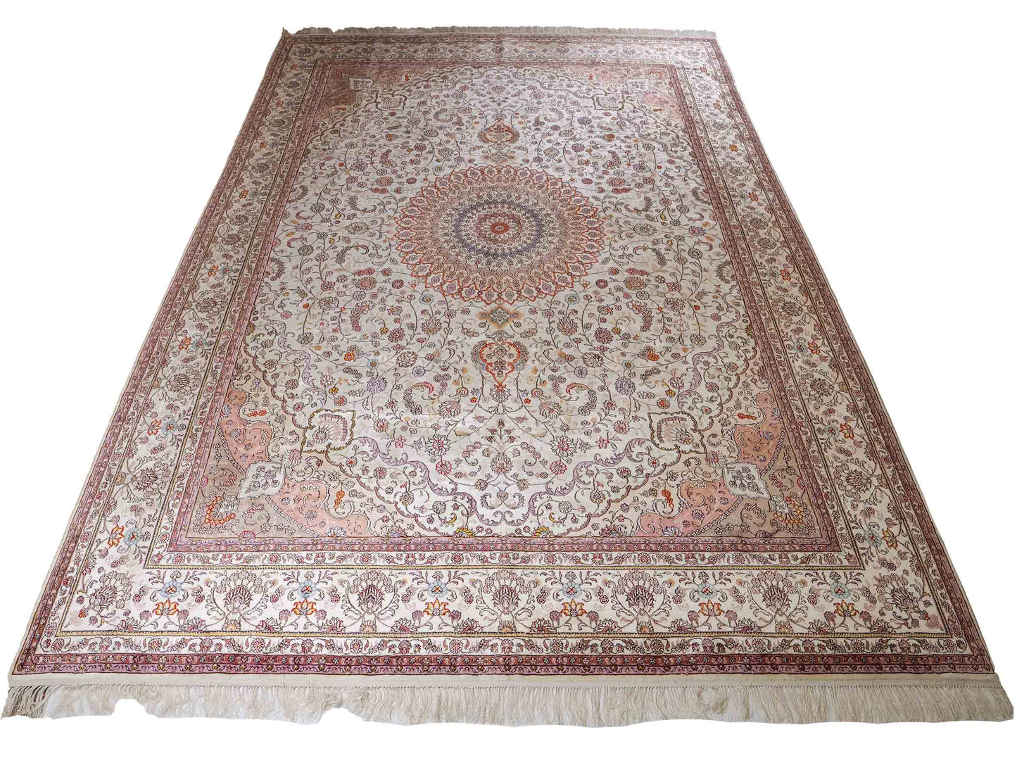 Feiner, handgeknüpfter Art Nain aus Kunstseide. Ursprung China. Größe: 367 x 277 cm. Hauptfarben: Weiß, Creme, Rosa, Lila. Vertrieb durch JUPITER Intl.