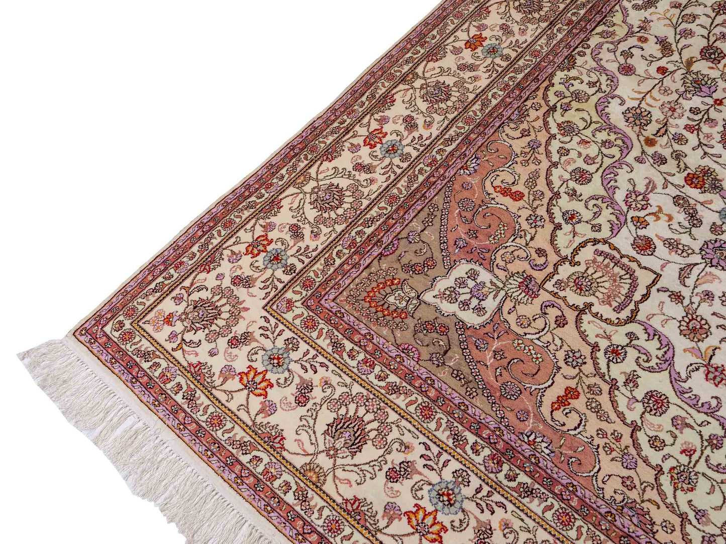 Feiner, handgeknüpfter Art Nain aus Kunstseide. Ursprung China. Größe: 367 x 277 cm. Hauptfarben: Weiß, Creme, Rosa, Lila. Vertrieb durch JUPITER Intl.