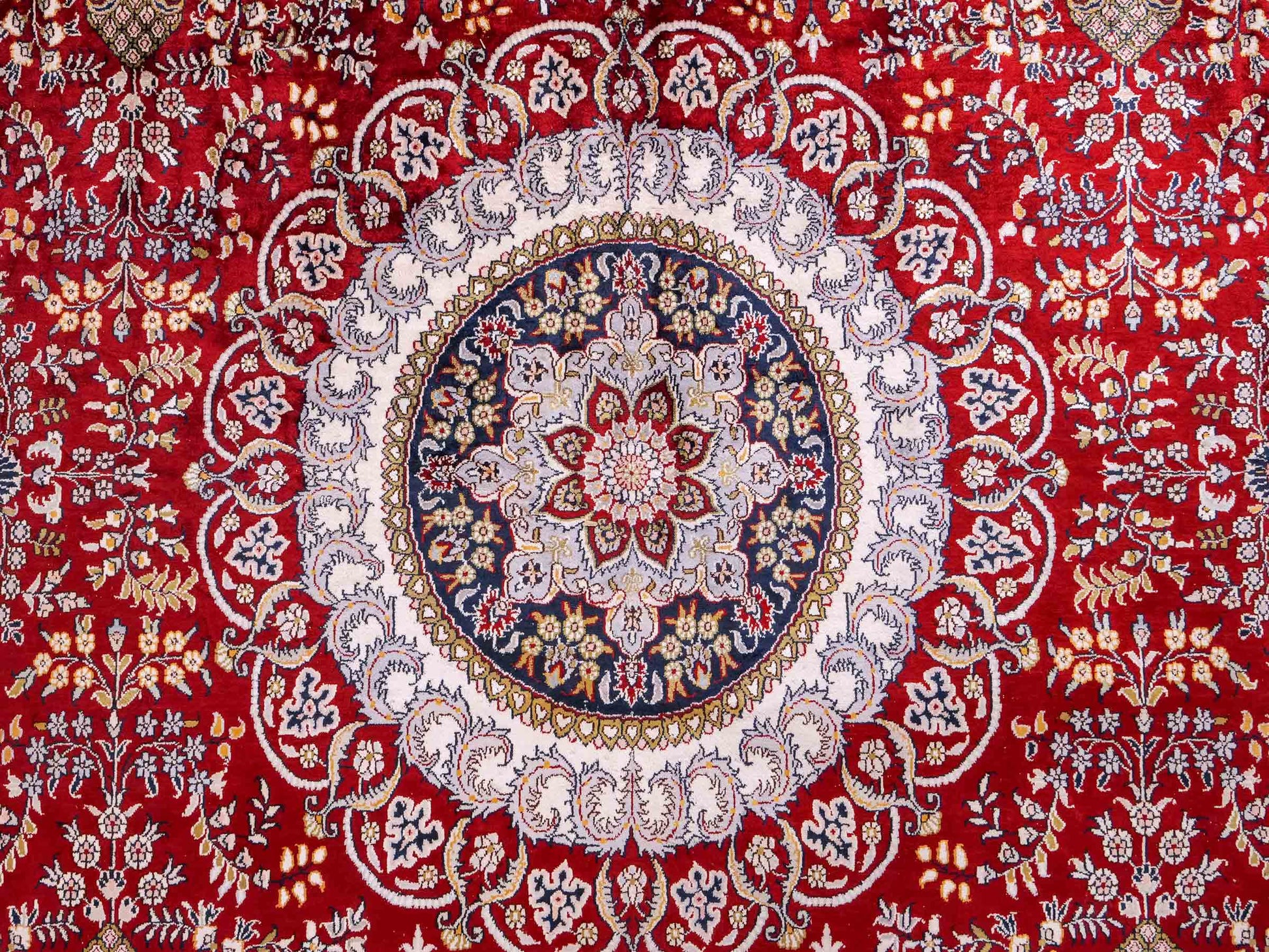 Feiner, handgeknüpfter Art Nain aus Kunstseide. Ursprung China. Größe: 379 x 273 cm. Hauptfarben: Rot, Blau. Vertrieb durch JUPITER Intl.