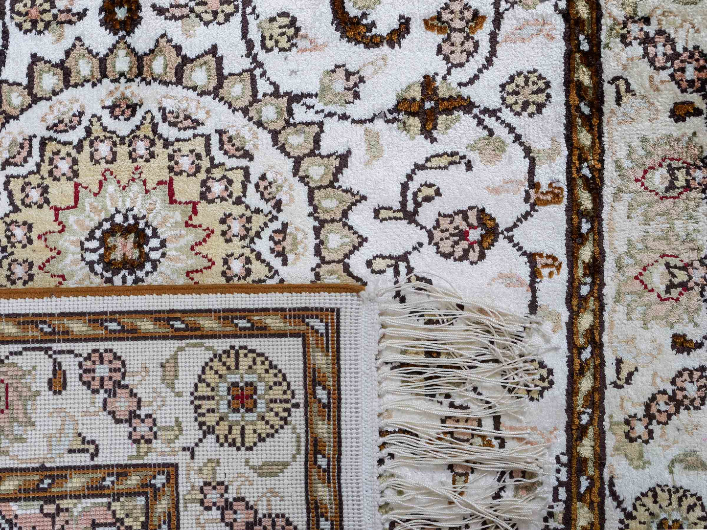 Feiner, handgeknüpfter, chinesischer Orientteppich mit Nain Design aus Kunstseide, weiß, creme, gold. 89x61 cm. Verkauf durch Jupiter Intl.