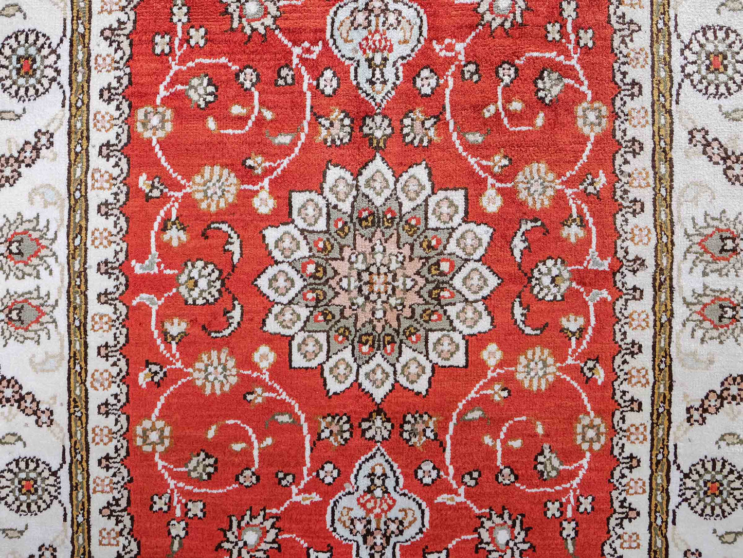 Feiner, handgeknüpfter, chinesischer Orientteppich mit Nain Design aus Kunstseide, rot, weiß, creme. 93x61 cm. Verkauf durch Jupiter Intl.
