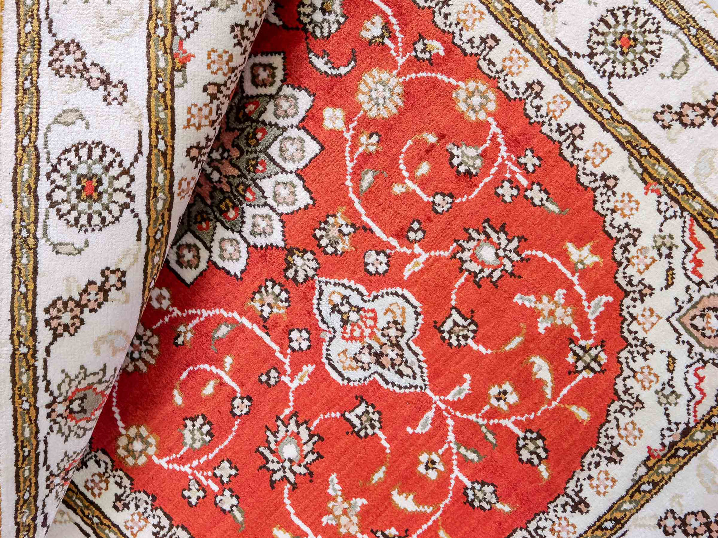 Feiner, handgeknüpfter, chinesischer Orientteppich mit Nain Design aus Kunstseide, rot, weiß, creme. 93x61 cm. Verkauf durch Jupiter Intl.