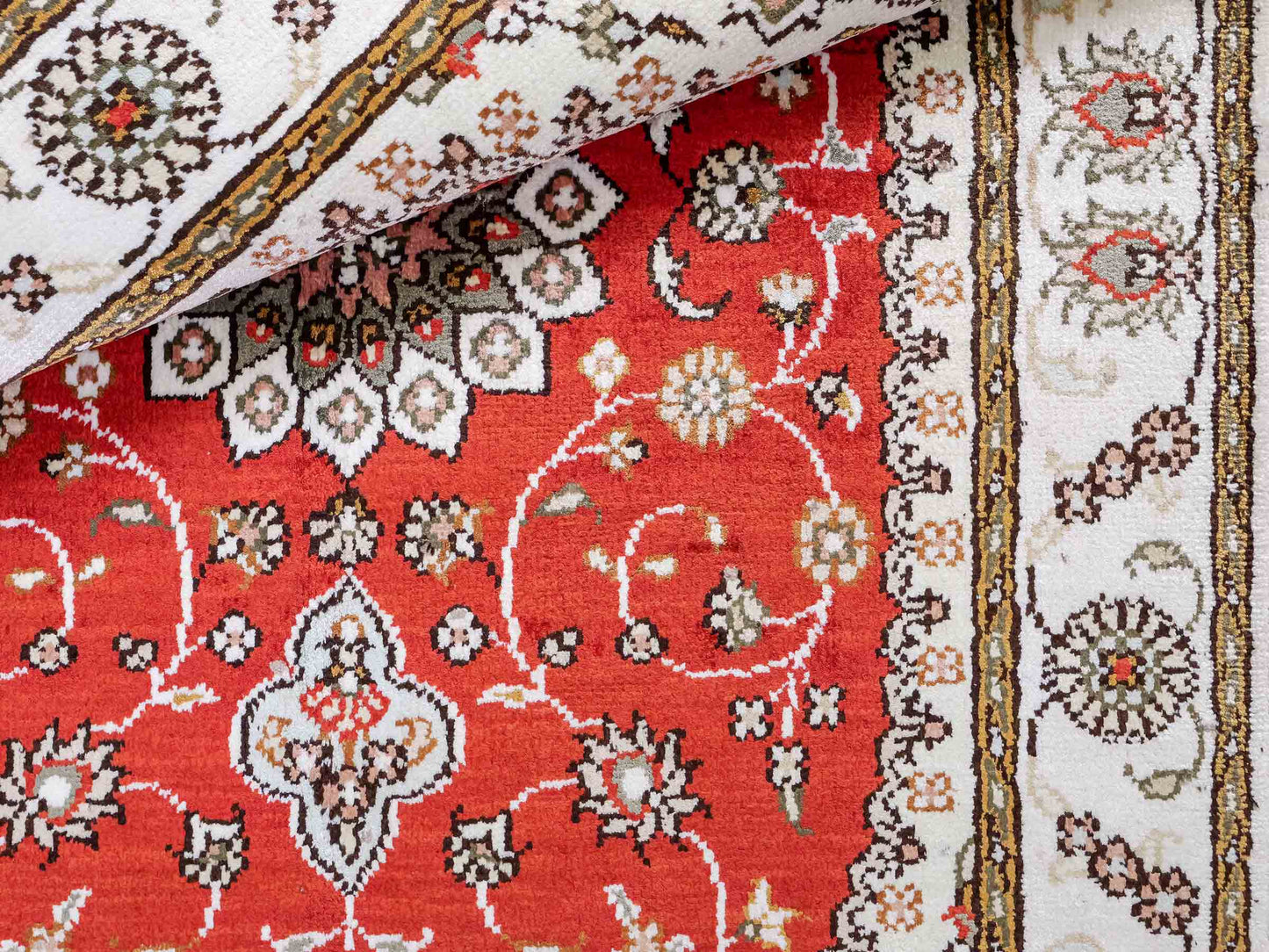 Feiner, handgeknüpfter, chinesischer Orientteppich mit Nain Design aus Kunstseide, rot, weiß, creme. 93x61 cm. Verkauf durch Jupiter Intl.