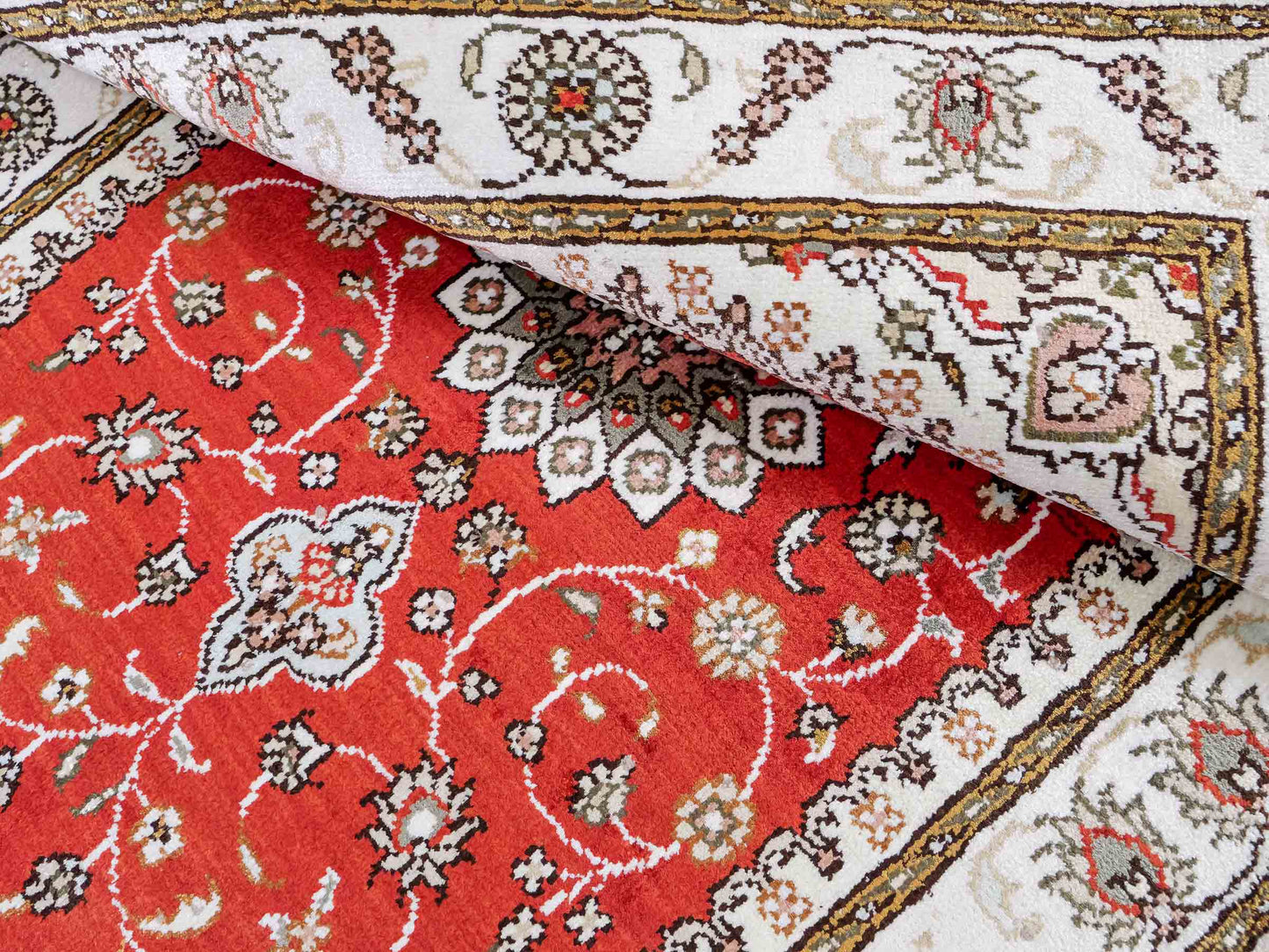 Feiner, handgeknüpfter, chinesischer Orientteppich mit Nain Design aus Kunstseide, rot, weiß, creme. 93x61 cm. Verkauf durch Jupiter Intl.