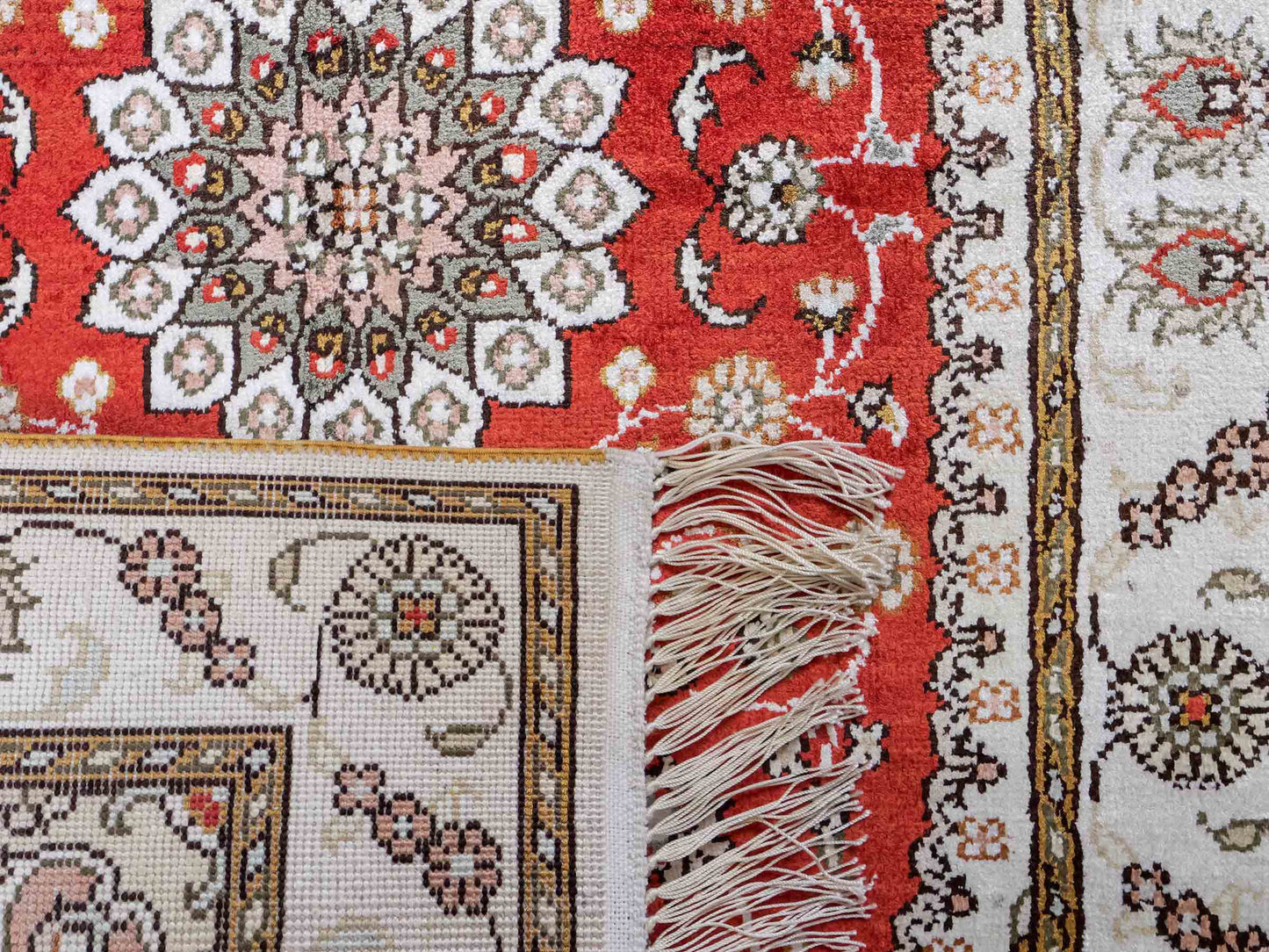 Feiner, handgeknüpfter, chinesischer Orientteppich mit Nain Design aus Kunstseide, rot, weiß, creme. 93x61 cm. Verkauf durch Jupiter Intl.