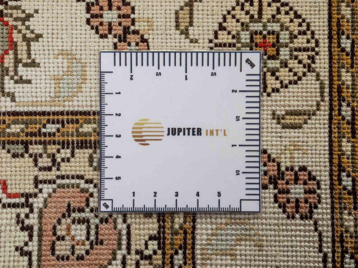 Feiner, handgeknüpfter, chinesischer Orientteppich mit Nain Design aus Kunstseide, rot, weiß, creme. 93x61 cm. Verkauf durch Jupiter Intl.