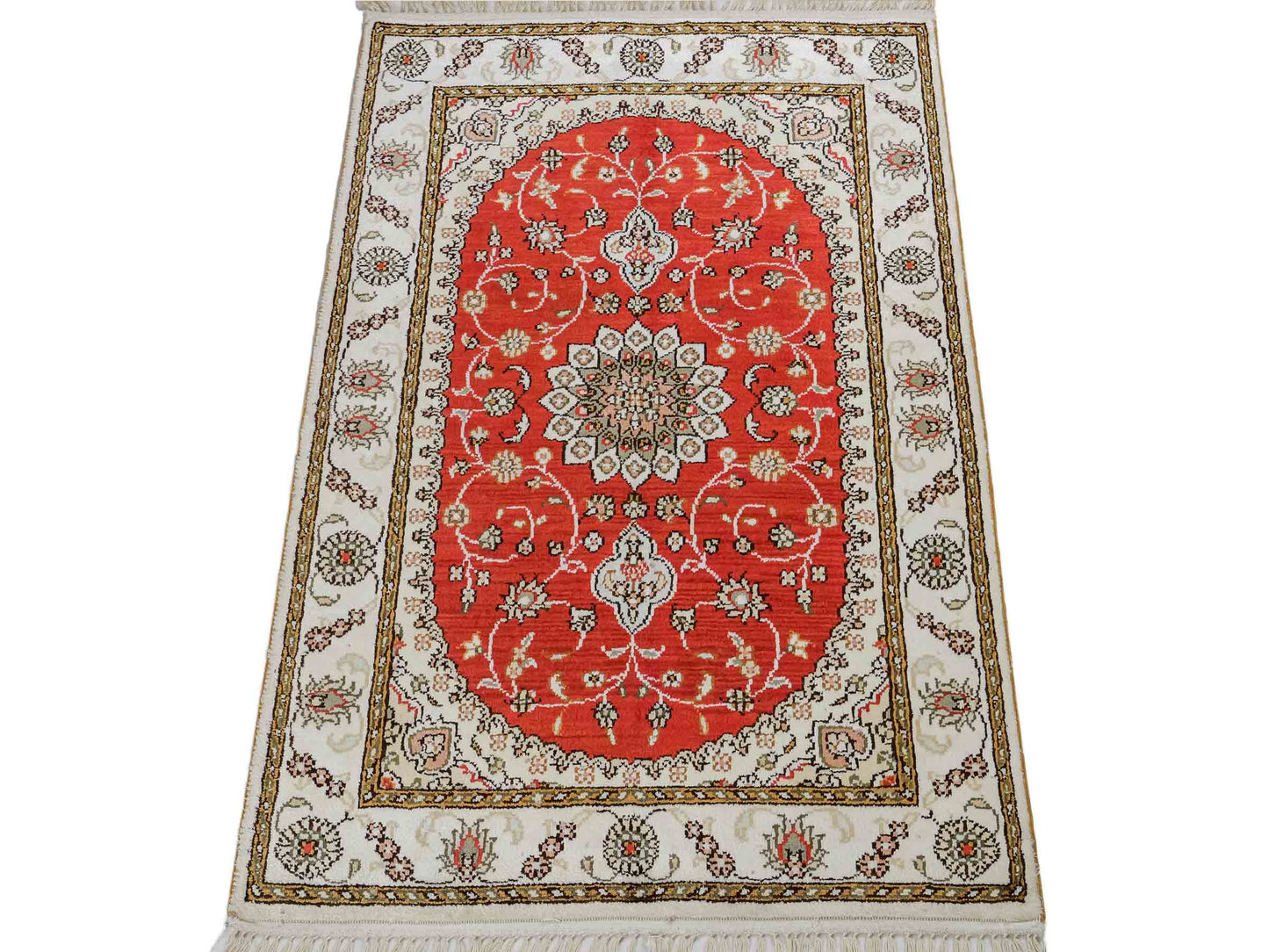 Feiner, handgeknüpfter, chinesischer Orientteppich mit Nain Design aus Kunstseide, rot, weiß, creme. 93x61 cm. Verkauf durch Jupiter Intl.
