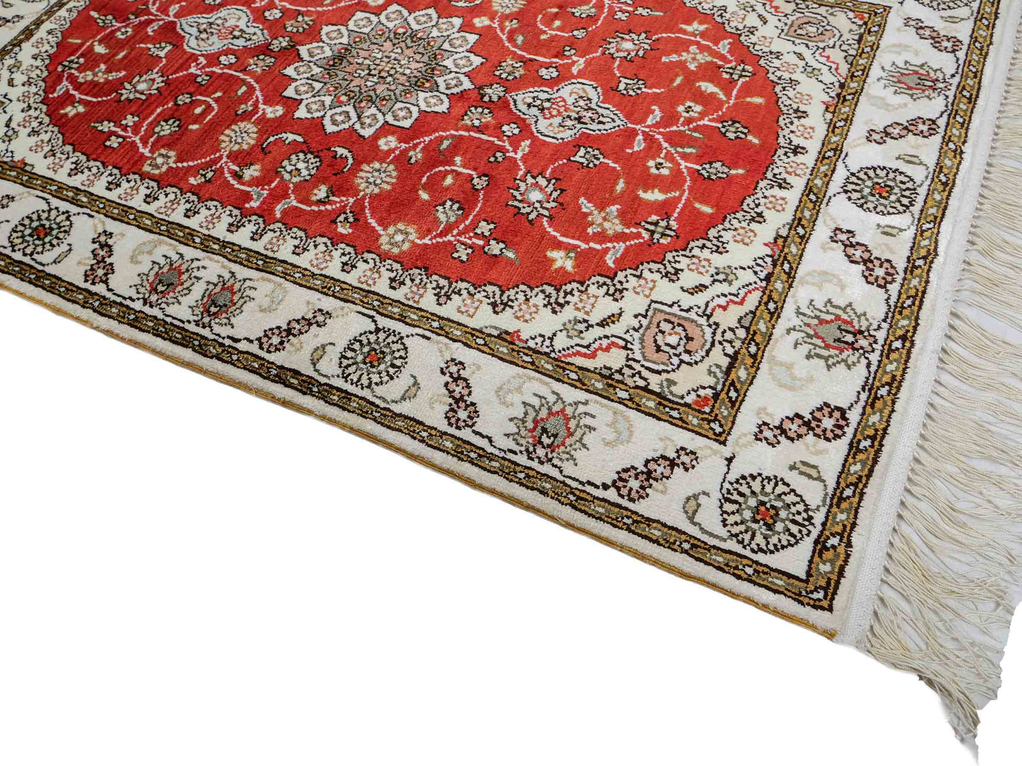 Feiner, handgeknüpfter, chinesischer Orientteppich mit Nain Design aus Kunstseide, rot, weiß, creme. 93x61 cm. Verkauf durch Jupiter Intl.