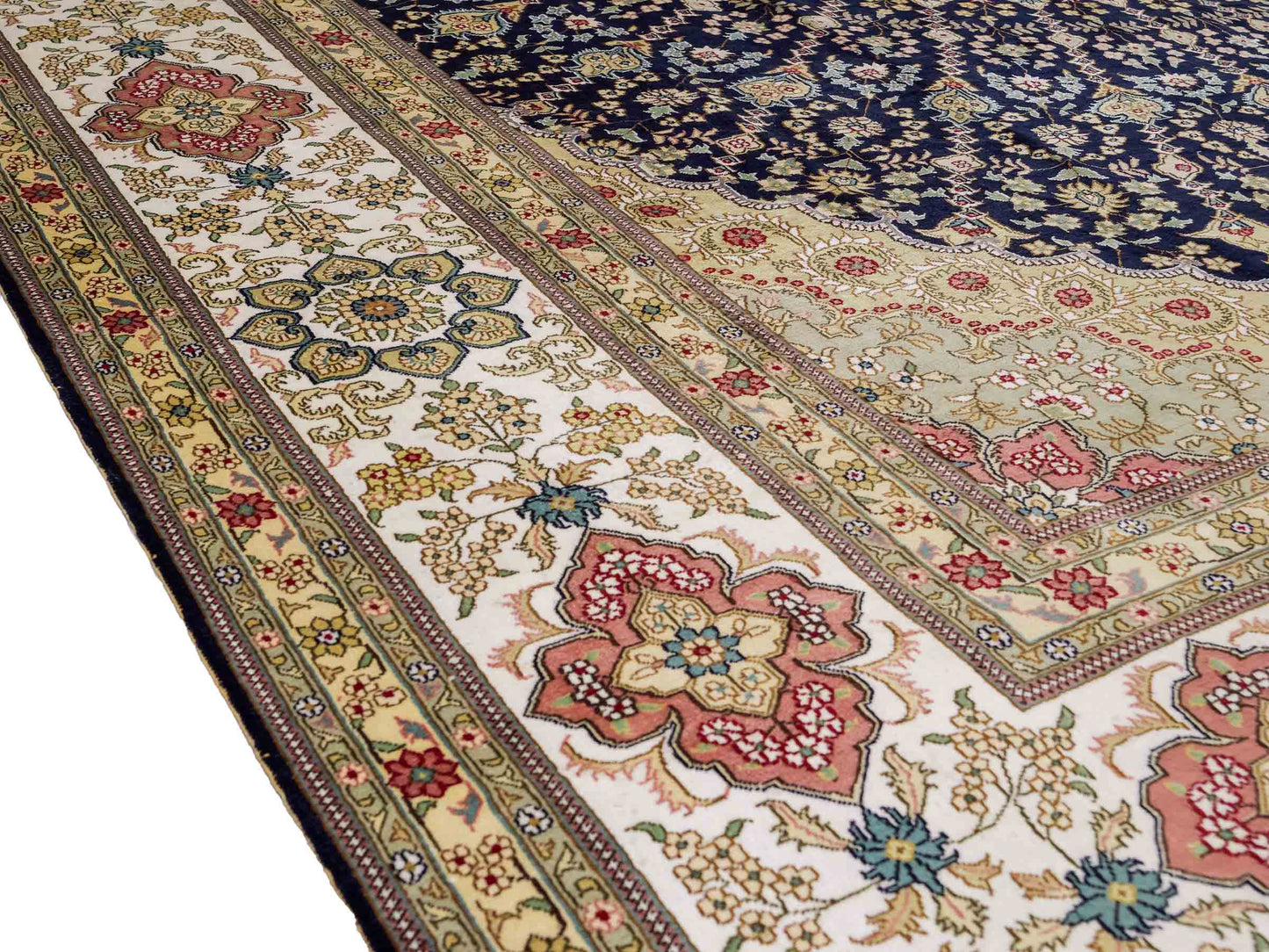 Feiner, handgeknüpfter, chinesischer Orientteppich mit Nain Design aus Viskose, blau, creme, weiß. 356x274 cm. Verkauf durch Jupiter Intl.