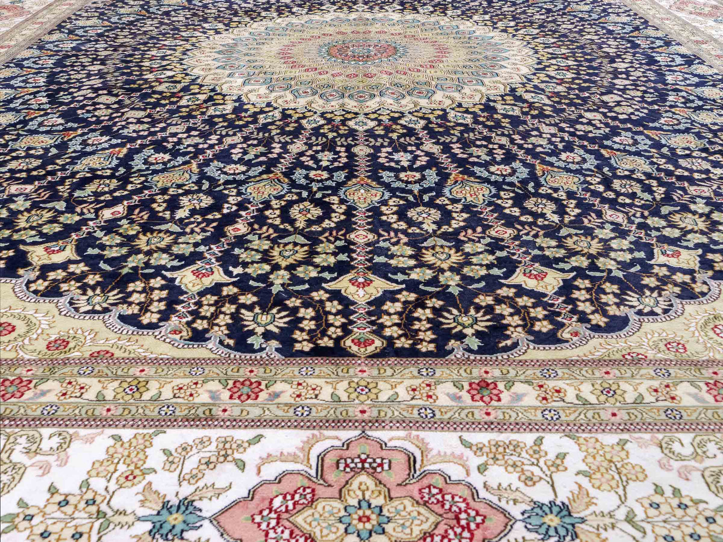 Feiner, handgeknüpfter, chinesischer Orientteppich mit Nain Design aus Viskose, blau, creme, weiß. 356x274 cm. Verkauf durch Jupiter Intl.
