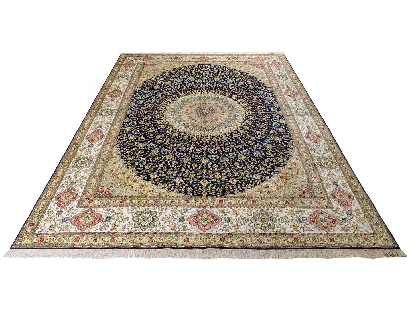 Feiner, handgeknüpfter, chinesischer Orientteppich mit Nain Design aus Viskose, blau, creme, weiß. 356x274 cm. Verkauf durch Jupiter Intl.