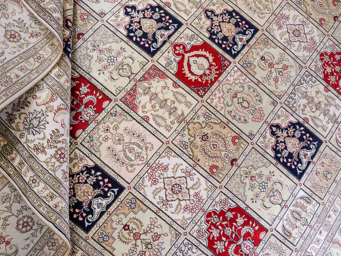 Feiner, handgeknüpfter, chinesischer Orientteppich mit Hereke Design aus Viskose, creme, weiß, multicolor. 362x279 cm. Verkauf durch Jupiter Intl.