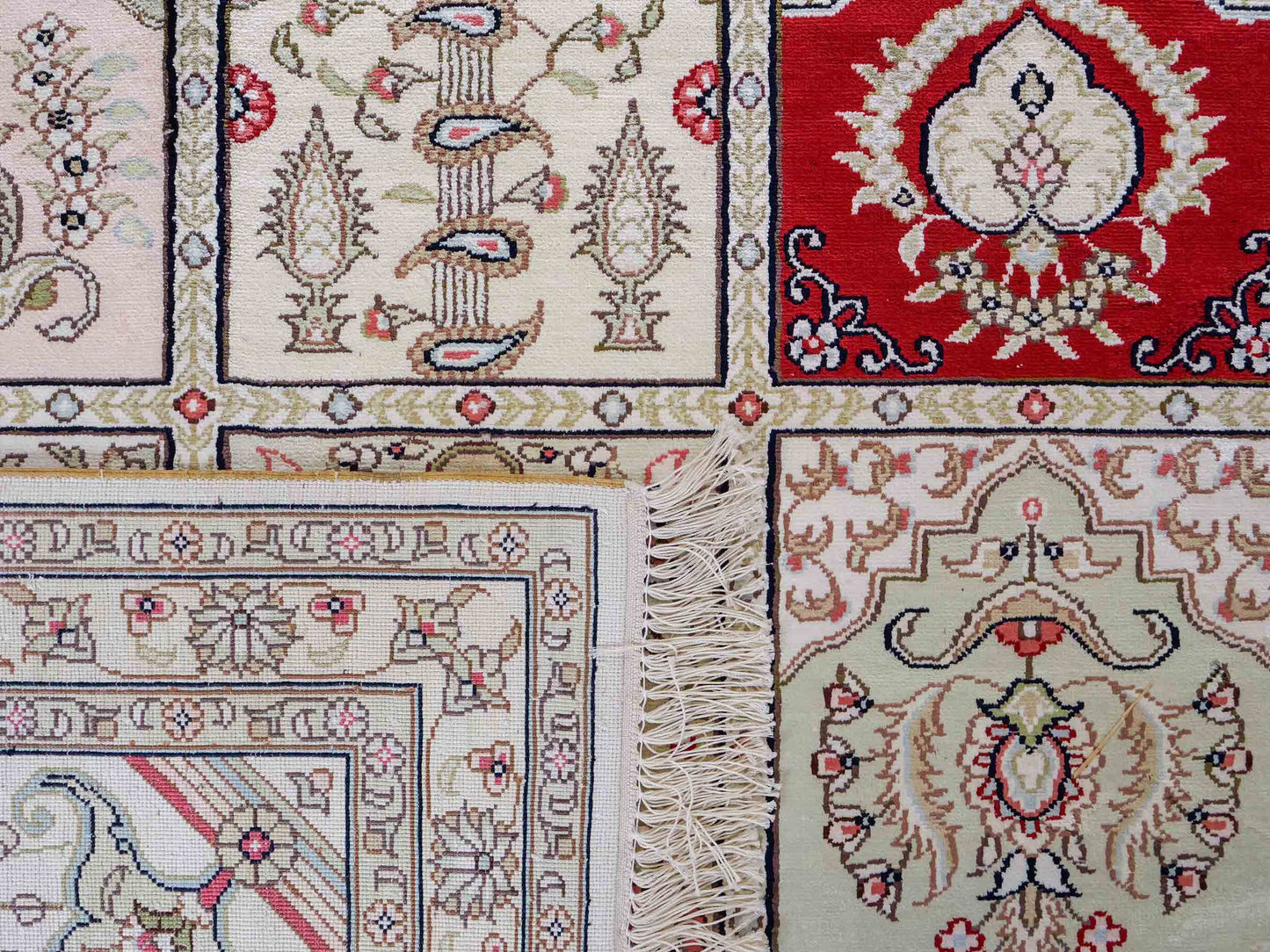 Feiner, handgeknüpfter, chinesischer Orientteppich mit Hereke Design aus Viskose, creme, weiß, multicolor. 362x279 cm. Verkauf durch Jupiter Intl.