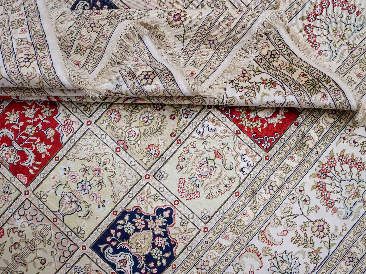 Feiner, handgeknüpfter, chinesischer Orientteppich mit Hereke Design aus Viskose, creme, weiß, rot, blau. 363x277 cm. Verkauf durch Jupiter Intl.