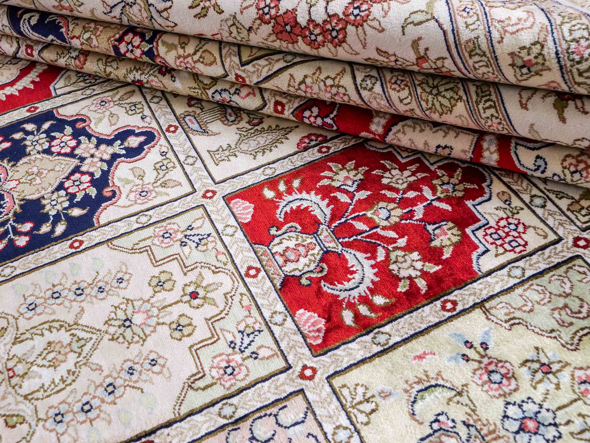 Feiner, handgeknüpfter, chinesischer Orientteppich mit Hereke Design aus Viskose, creme, weiß, rot, blau. 363x277 cm. Verkauf durch Jupiter Intl.