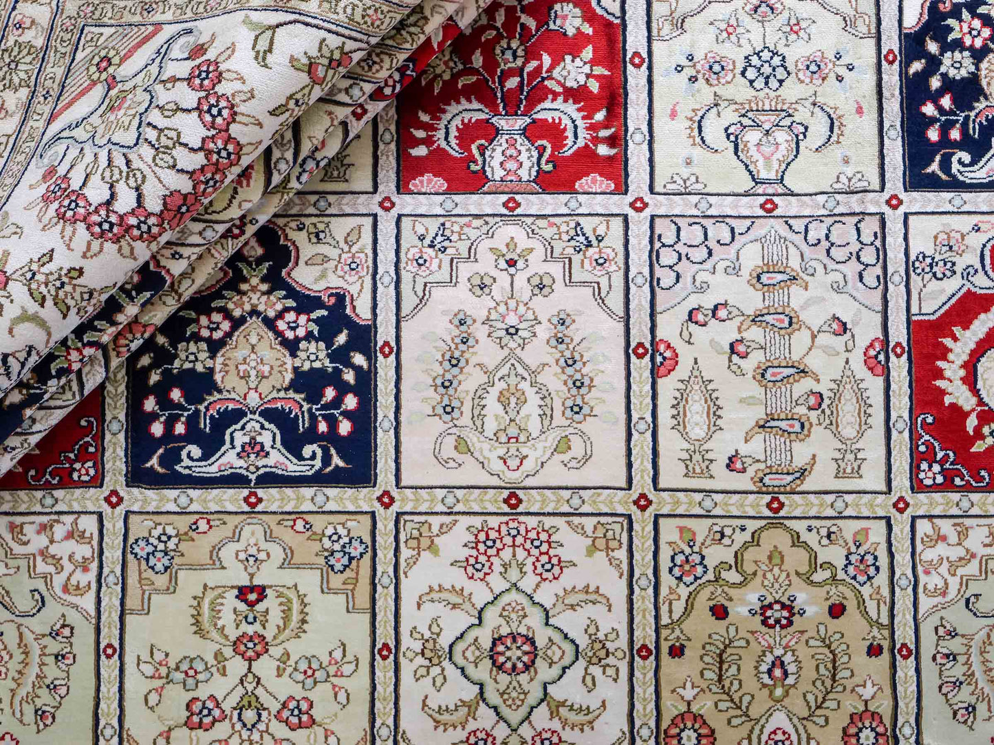 Feiner, handgeknüpfter, chinesischer Orientteppich mit Hereke Design aus Viskose, creme, weiß, rot, blau. 365x280 cm. Verkauf durch Jupiter Intl.
