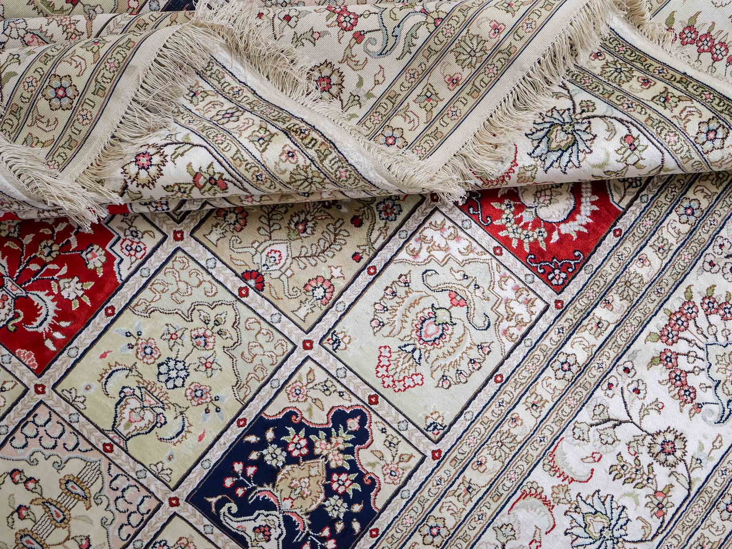 Feiner, handgeknüpfter, chinesischer Orientteppich mit Hereke Design aus Viskose, creme, weiß, rot, blau. 365x280 cm. Verkauf durch Jupiter Intl.