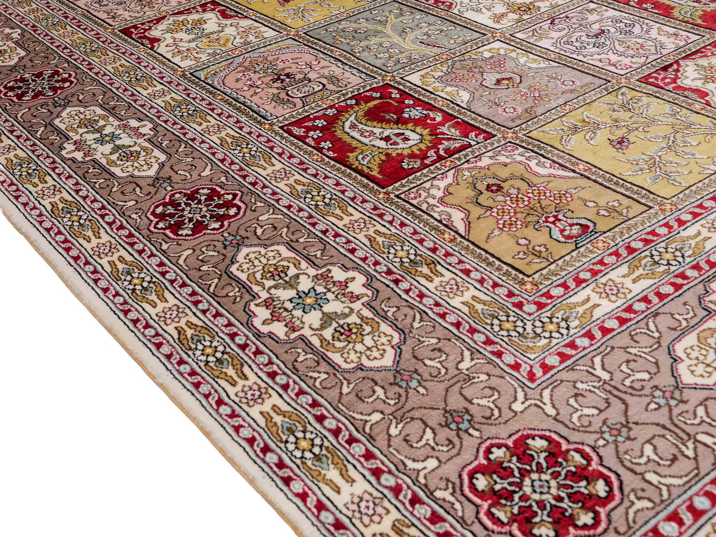 Feiner, handgeknüpfter, chinesischer Orientteppich mit Hereke Design aus Viskose, creme, weiß, multicolor. 258x183 cm. Verkauf durch Jupiter Intl.