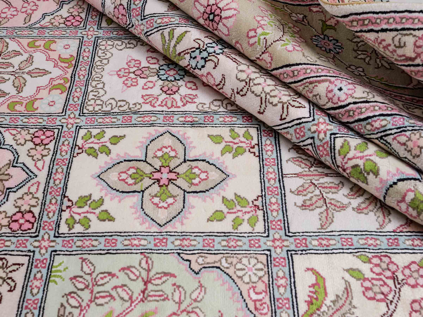 Sehr feiner, handgeknüpfter, chinesischer Orientteppich mit Hereke Design aus Viskose, creme, weiß, multicolor. 263x183 cm. Verkauf durch Jupiter Intl.