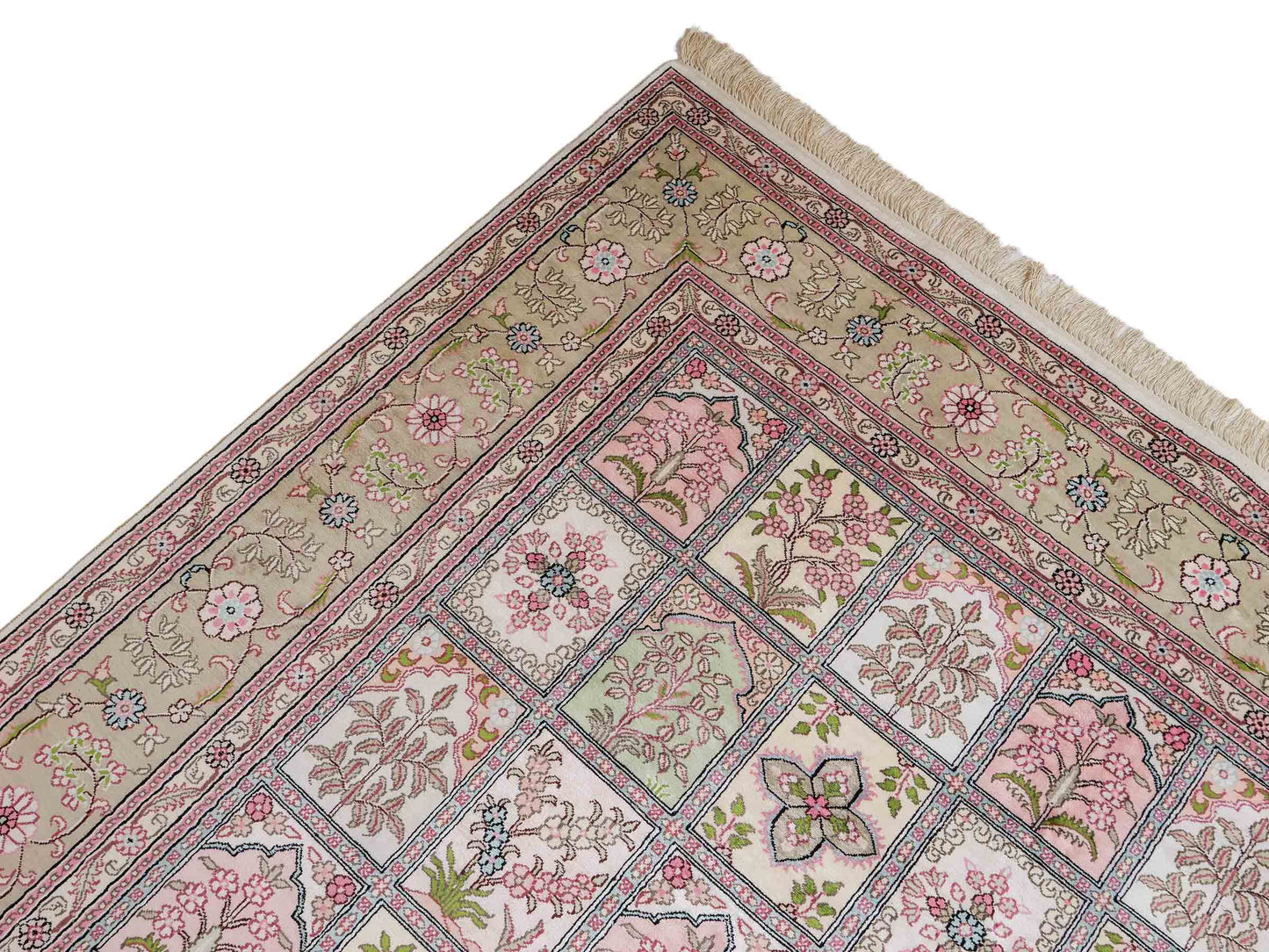 Sehr feiner, handgeknüpfter, chinesischer Orientteppich mit Hereke Design aus Viskose, creme, weiß, multicolor. 263x183 cm. Verkauf durch Jupiter Intl.