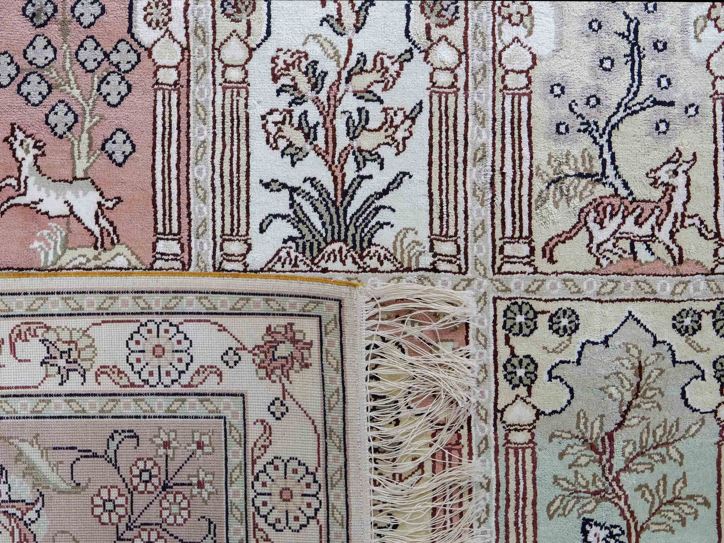 Sehr feiner, handgeknüpfter, chinesischer Orientteppich mit Hereke Design aus Viskose, creme, weiß, multicolor. 263x187 cm. Verkauf durch Jupiter Intl.