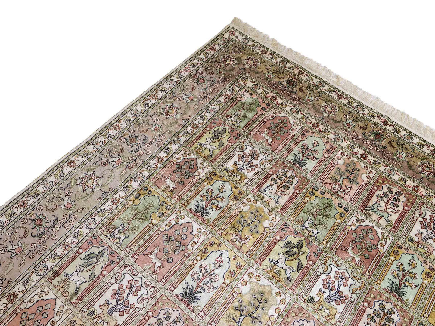Sehr feiner, handgeknüpfter, chinesischer Orientteppich mit Hereke Design aus Viskose, creme, weiß, multicolor. 263x187 cm. Verkauf durch Jupiter Intl.