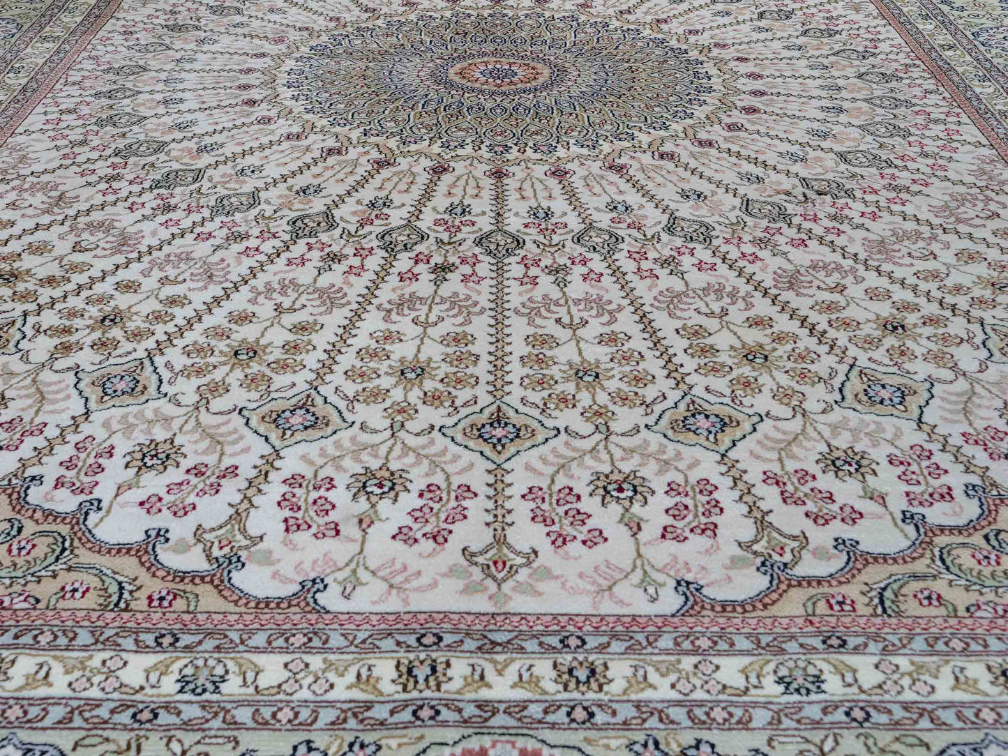 Feiner, handgeknüpfter, chinesischer Orientteppich mit Hereke Design aus Viskose, creme, weiß. 267x186 cm. Verkauf durch Jupiter Intl.